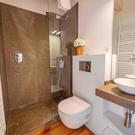 Elegant Town House In 2 Bedrooms Roser Vell Located In Heart Of Old Town بويينسا